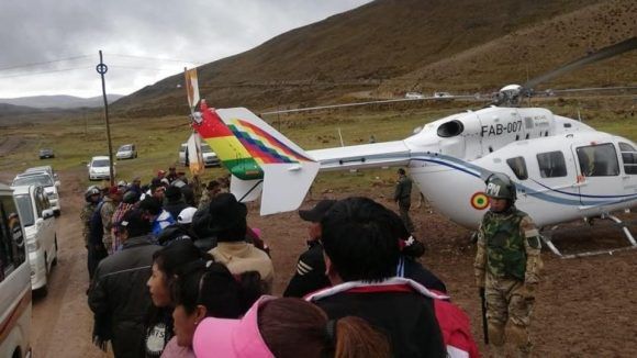 L'elicottero con a bordo il presidente della Bolivia Evo Morales costretto ad atterraggio di emergenza. Sabotaggio o guasto