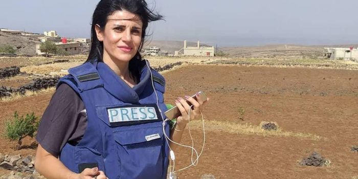 Giornalista di RT gravemente ferita mentre seguiva le operazioni dell'esercito siriano a Idlib